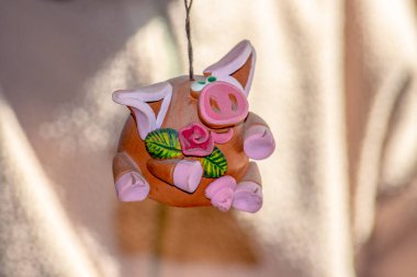 Seramik ve kilden yapılmış oyuncak pembe domuz.