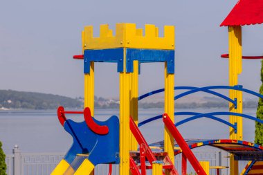 Parktaki renkli ahşap çocuk parkı