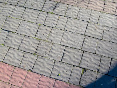 Kaldırımda ve kaldırımda arka plan ve dokular için renkli beton kaldırım