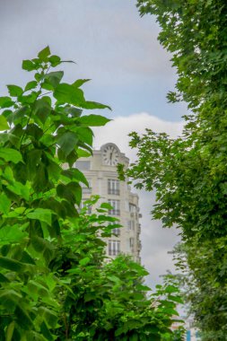 Çok katlı bir tuğla evin ön cephesi