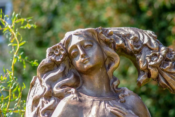 Scultura Calcestruzzo Monumento Una Ragazza Della Foresta Vicino All Università — Foto Stock