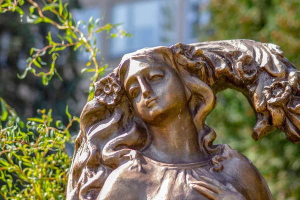 Scultura Calcestruzzo Monumento Una Ragazza Della Foresta Vicino All Università — Foto Stock