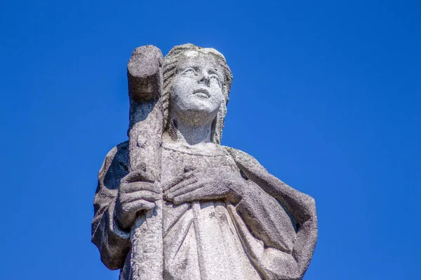 Monumento Angelo Con Croce Sulla Tomba Nel Cimitero — Foto Stock