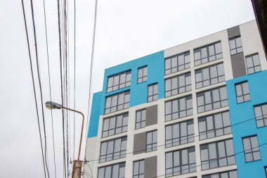 Çok katlı bir tuğla evin ön cephesi