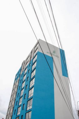 Çok katlı bir tuğla evin ön cephesi