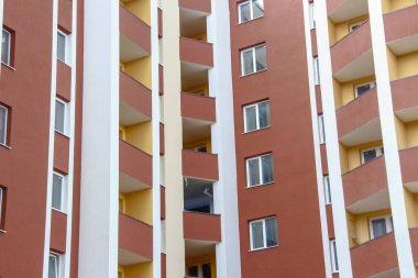 Çok katlı bir tuğla evin ön cephesi