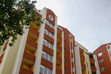 Çok katlı bir tuğla evin ön cephesi