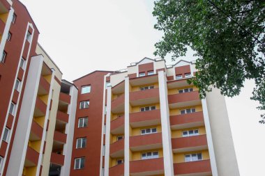 Çok katlı bir tuğla evin ön cephesi