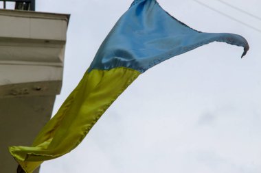 Ukrayna 'nın sarı ve mavi bayrağı rüzgarda dalgalanıyor.