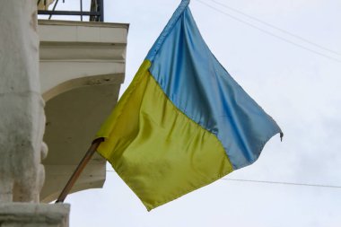 Ukrayna 'nın sarı ve mavi bayrağı rüzgarda dalgalanıyor.