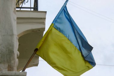 Ukrayna 'nın sarı ve mavi bayrağı rüzgarda dalgalanıyor.