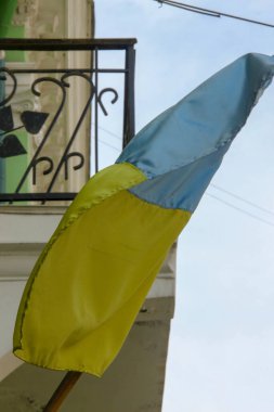 Ukrayna 'nın sarı ve mavi bayrağı rüzgarda dalgalanıyor.