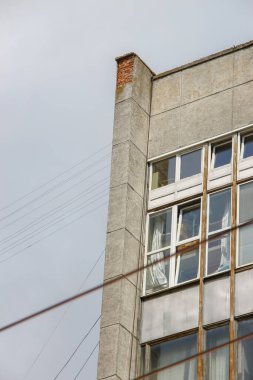 Çok katlı bir tuğla evin ön cephesi