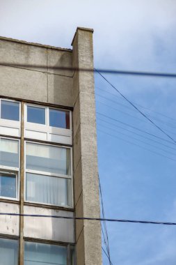 Çok katlı bir tuğla evin ön cephesi