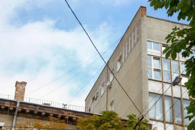 Çok katlı bir tuğla evin ön cephesi