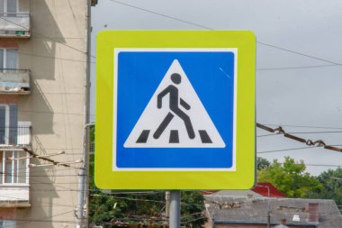 Caddede yaya geçidi işareti var.