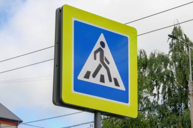 Caddede yaya geçidi işareti var.