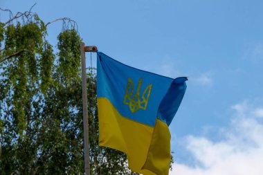 Ukrayna 'nın sarı ve mavi bayrağı rüzgarda dalgalanıyor.