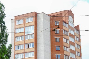 Çok katlı bir tuğla evin ön cephesi