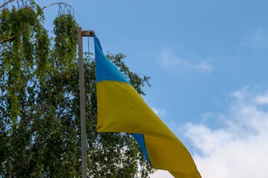 Ukrayna 'nın sarı ve mavi bayrağı rüzgarda dalgalanıyor.