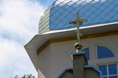 Ternopil 'deki Ukrayna Kilisesi binasının çatısında.