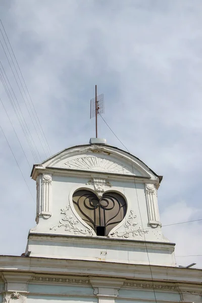 Ancienne Maison Avec Une Fenêtre Forme Cœur Sur Façade Maison — Photo