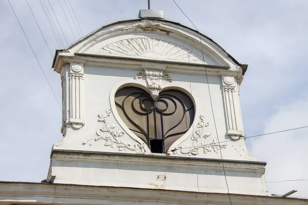 Casa Velha Com Uma Janela Forma Coração Fachada Casa Dos — Fotografia de Stock