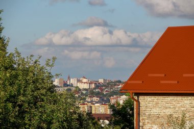 Ağustosta gün batımında güzel bir gökyüzü