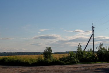 Ağustos 'ta gökyüzünün arka planında elektrik hatları
