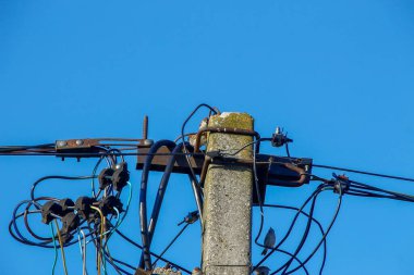 Mavi gökyüzünün arka planında elektrik hatları