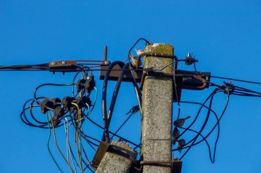 Mavi gökyüzünün arka planında elektrik hatları