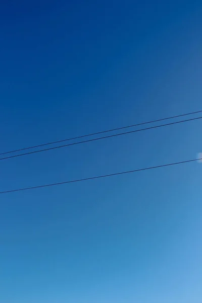 Elektryczne Linie Energetyczne Tle Błękitnego Nieba — Zdjęcie stockowe
