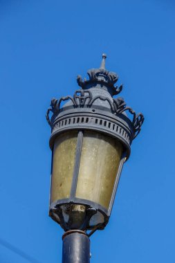 Parktaki metal fener gökyüzünün arka planında