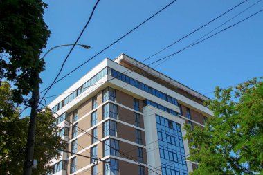 Çok katlı yeni bir bina.