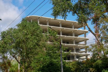 Şehirde çok katlı beton bir ev inşa ediliyor.