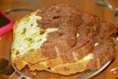 Ev yapımı peynir ve un tatlısı ve şeker ve kahve.