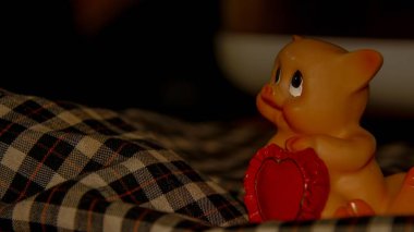 Küçük bir domuzun oyuncak heykeli turist hatırası olarak yapılır.