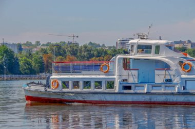 Büyük bir turist gemisi gölette yüzüyor.