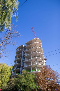 Şehirde beton bir ev inşa ediliyor.