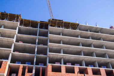 Şehirde beton bir ev inşa ediliyor.