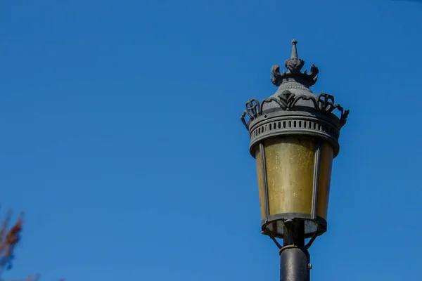 Parktaki Metal Fener Gökyüzünün Arka Planında — Stok fotoğraf