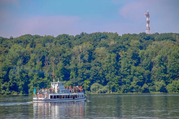 Velká Turistická Loď Plave Jezírku — Stock fotografie