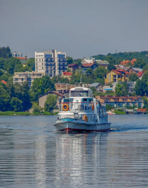 Grande Navio Turístico Flutua Lagoa — Fotografia de Stock