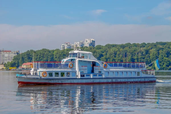 Ein Großes Touristenschiff Schwimmt Auf Dem Teich — Stockfoto