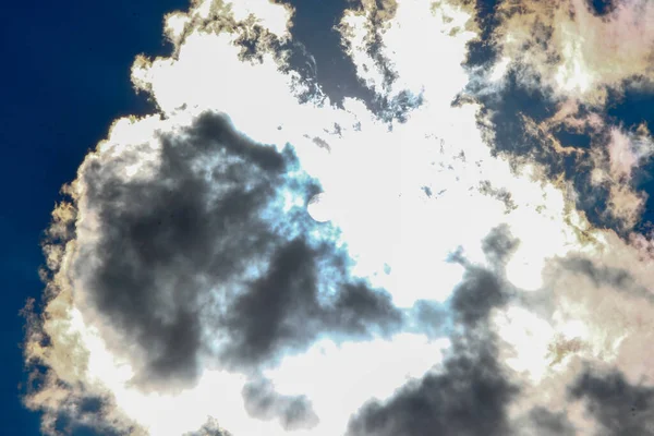 Hermosas Nubes Blancas Cielo Azul Sol —  Fotos de Stock