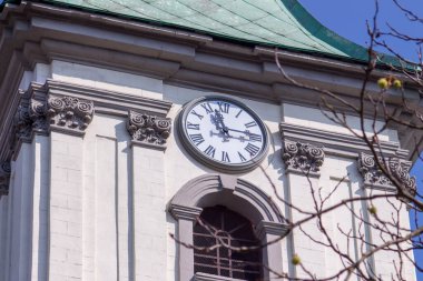 Kilise kulesinde saat var.