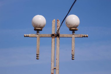 Sahildeki gölün oradaki parkta fener var.