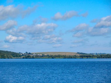 Ormanlı manzara ve göl