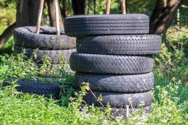 Parktaki bir kamyonun siyah lastiği.