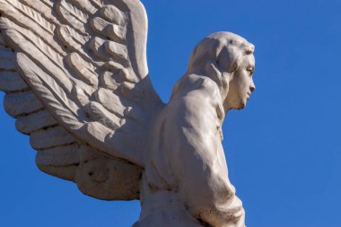 Kanatları olan bir melek şeklinde anıt.